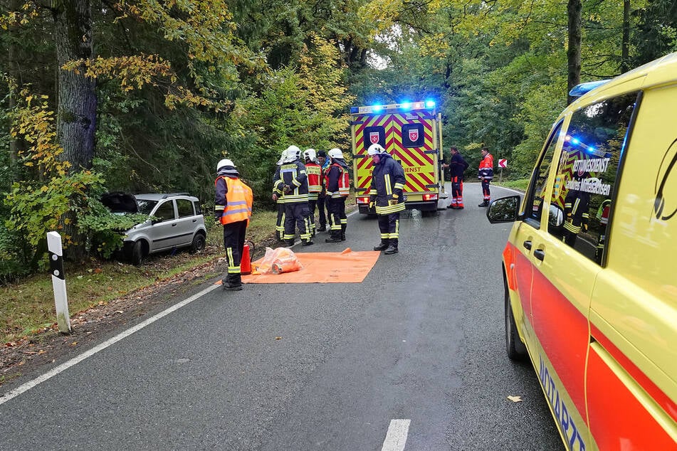 Die 66-jährige Autofahrerin verlor auf regennasser Fahrbahn die Kontrolle über ihren Fiat Panda.