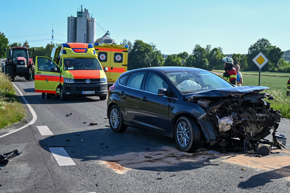 BMW und Ford kollidieren bei Löbau nahezu ungebremst: Unfallopfer in Klinik