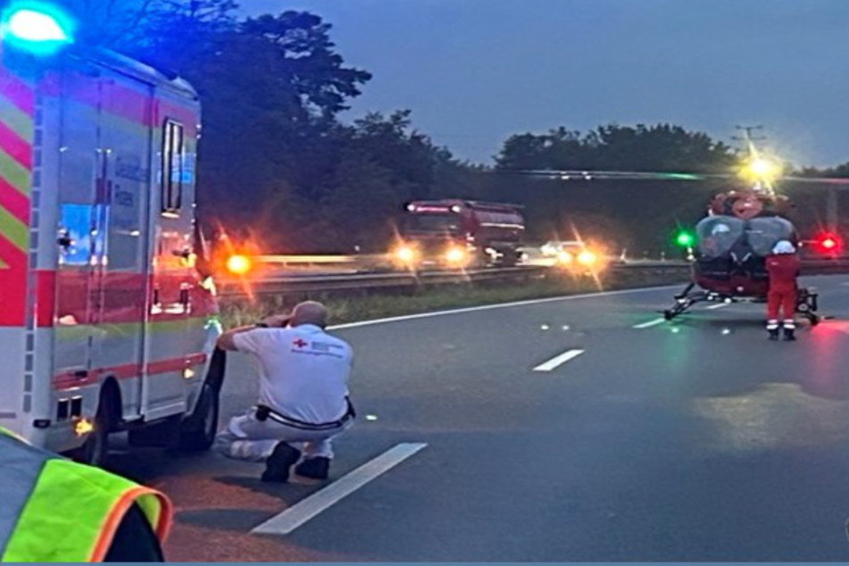 Der 24-jährige Motorradfahrer wurde mit schweren Verletzungen in ein Krankenhaus geflogen.
