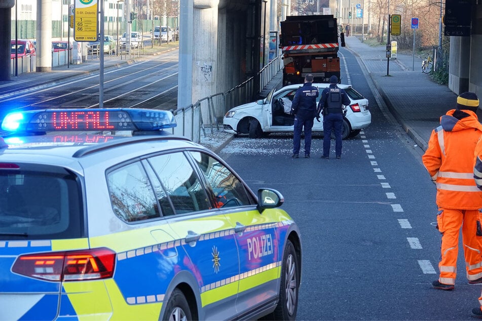 Warum das Fahrzeug ins Schleudern geriet, ist bisher nicht bekannt.