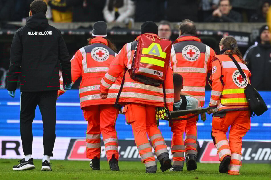 Lennart Grill wird auf der Trage vom Feld gebracht.