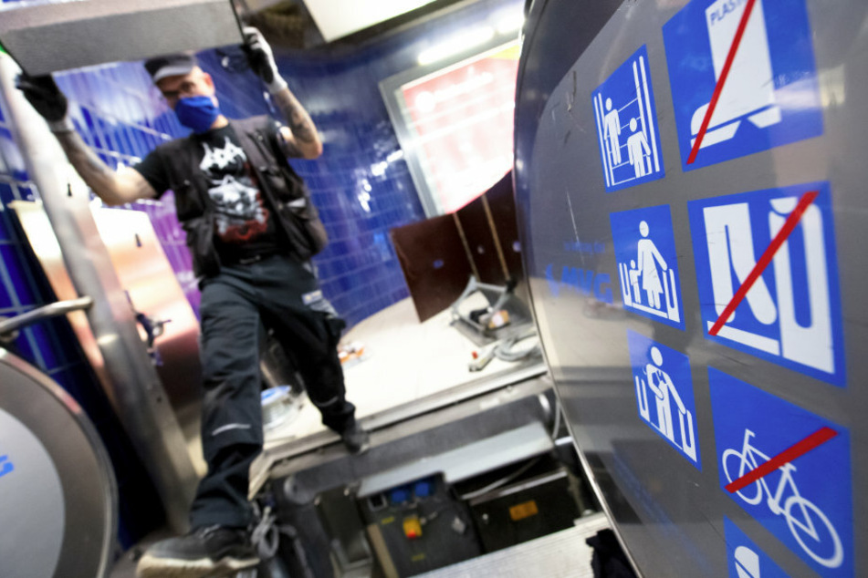 Kampf gegen Keime: Sechs Rolltreppen im U-Bahnhof Marienplatz werden derzeit mit einer speziellen UV-Desinfektion ausgestattet.