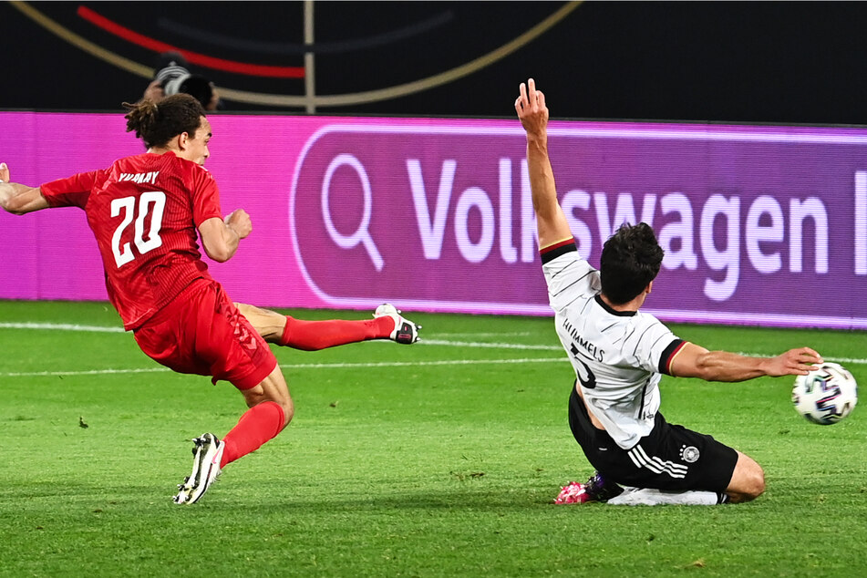 Yussuf Poulsen (l.) gleicht mit diesem Schuss in die kurze Ecke zum 1:1 aus. Deutschlands erfahrener Innenverteidiger Mats Hummels kann das Gegentor auch mit vollem Einsatz nicht verhindern.