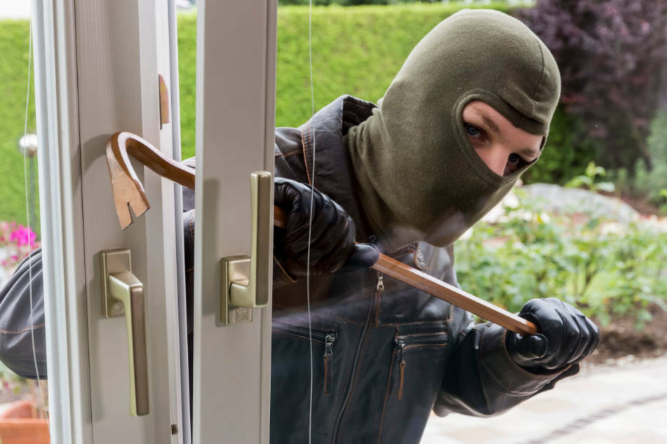 Die Einbrecher waren durch ein Fenster im Erdgeschoss in das Wohnhaus in der Hörsteiner Straße eingestiegen (Symbolbild).