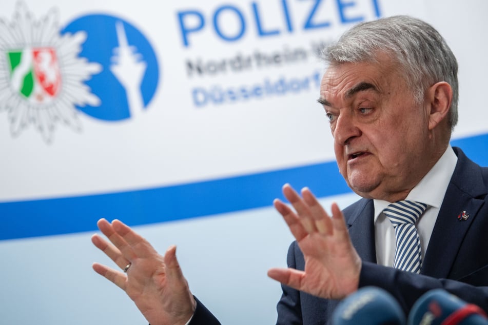 NRW-Innenminister Herbert Reul (71, CDU) hat mit seinem Ministerium den Erlass zur Presse- und Öffentlichkeitsarbeit der Polizei überarbeitet.