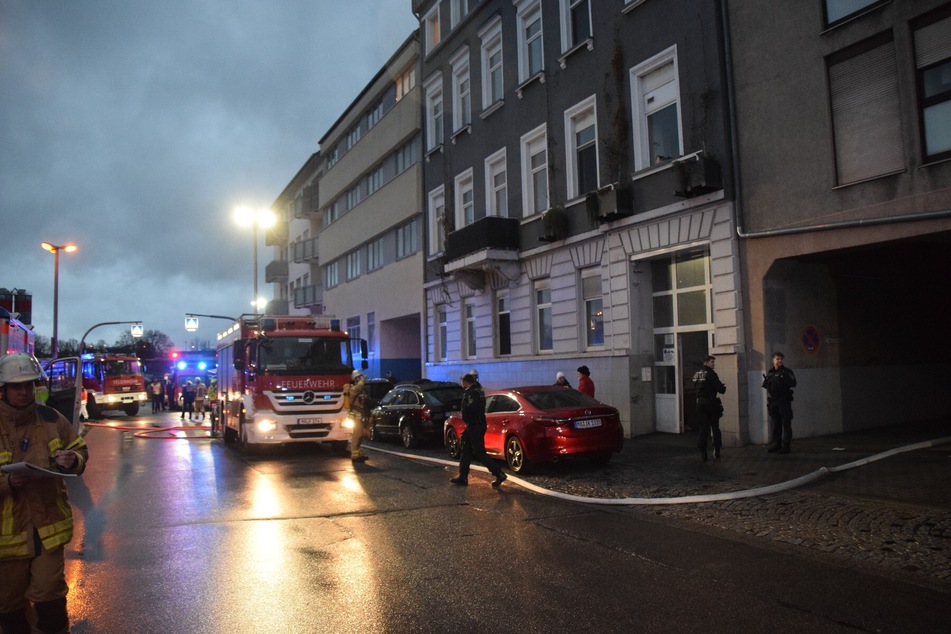 In voller Löschmontur rückte die Mannheimer Feuerwehr zum Einsatz in die Akademiestraße aus.