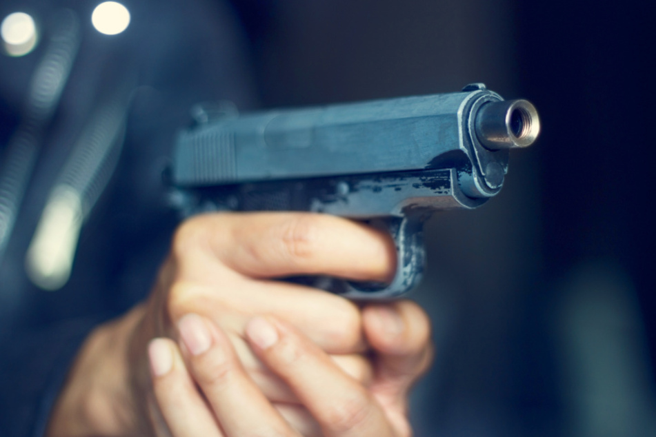 Betrunken mit Pistolen unterwegs: Männer lösen nach Schüssen Polizeieinsatz aus