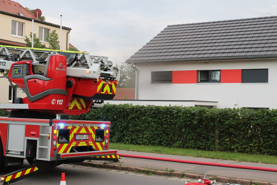 Aus dem ersten Obergeschoss des Einfamilienhauses drang am Sonntagabend Rauch.