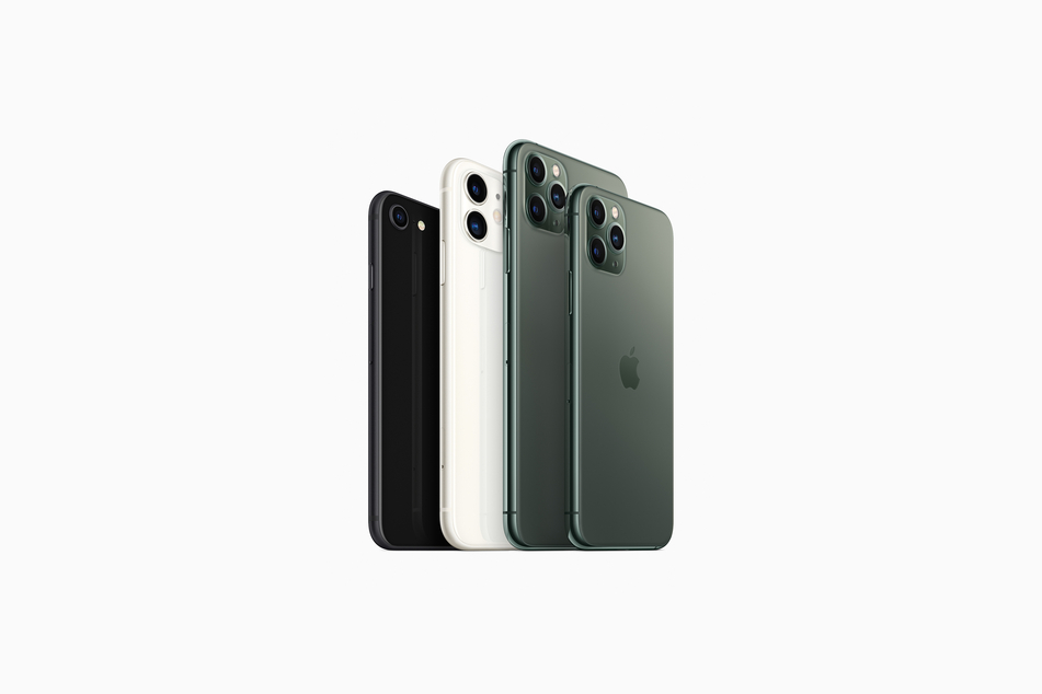 Die aktuellen Smartphones des Computer- und Elektronikherstellers Apple: links das iPhone SE, rechts daneben iPhone 11, 11 Pro Max und 11 Pro.
