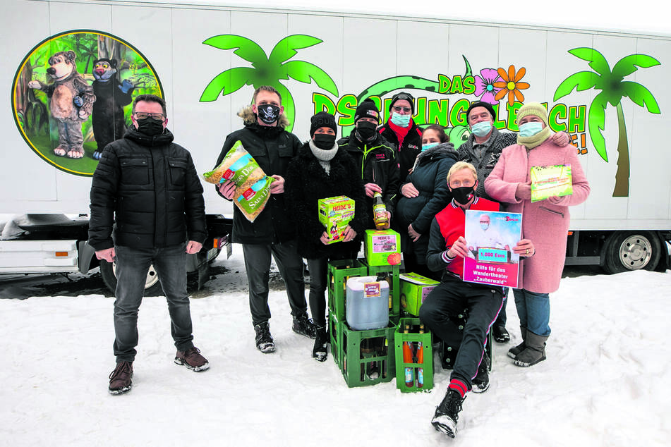 Retter und Gerettete (v.l.): Objektverwalter Volker Jost (52), Wirt Thomas-Kian-Zenker (37), Kathrin (54) und Tino Walcha (52) von "Heidesaft", Holger Damm (62, Gelos), Gina (36), Wolle Förster (66), Markus (59) und Petra Sperlich (57).