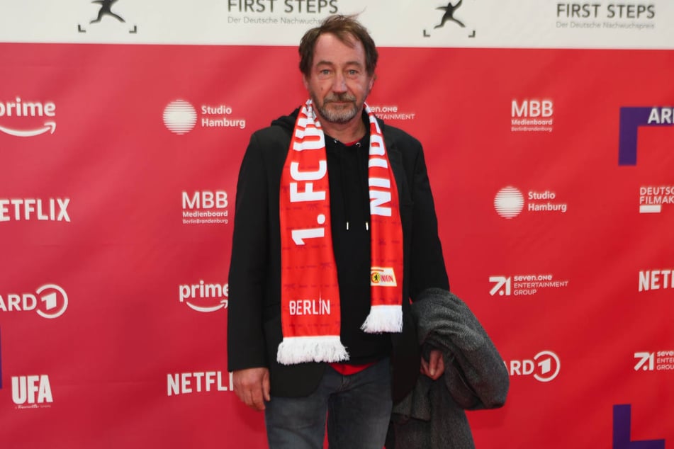 Union-Fan Thorsten Merten (60) zeigt auch auf dem roten Teppich Flagge oder besser gesagt Schal.