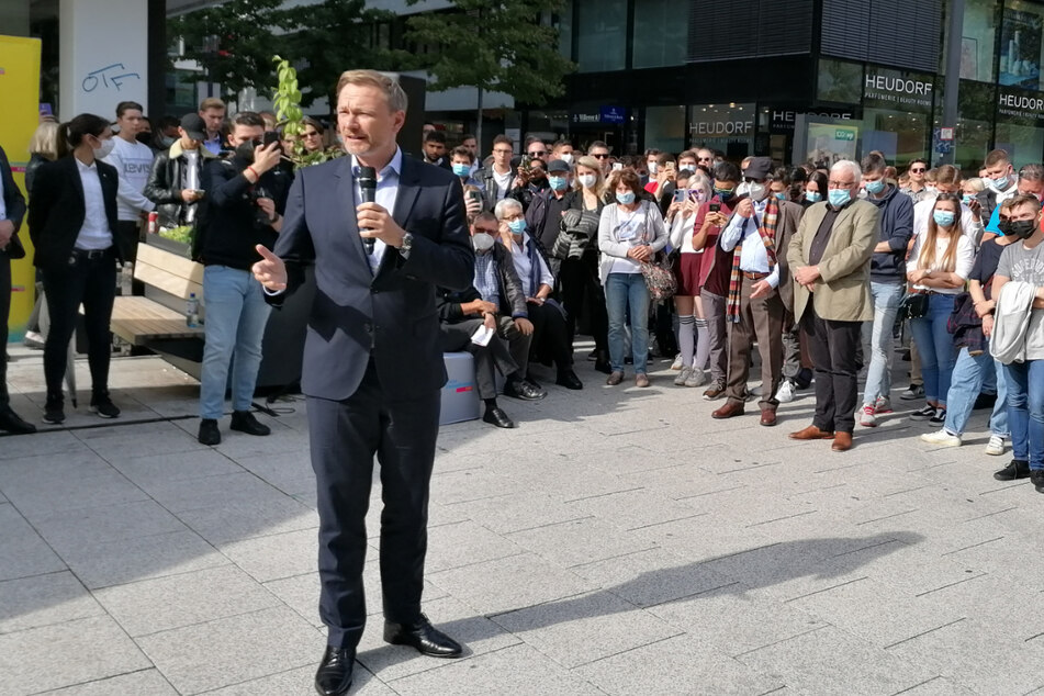 Christian Lindner (42, FDP) spricht in Stuttgart auf dem Kronprinzplatz.