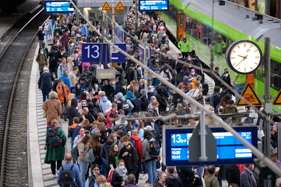 Zahlreiche Zug-Ausfälle in NRW: Kollabiert nach den Flughäfen nun auch der Schienenverkehr?