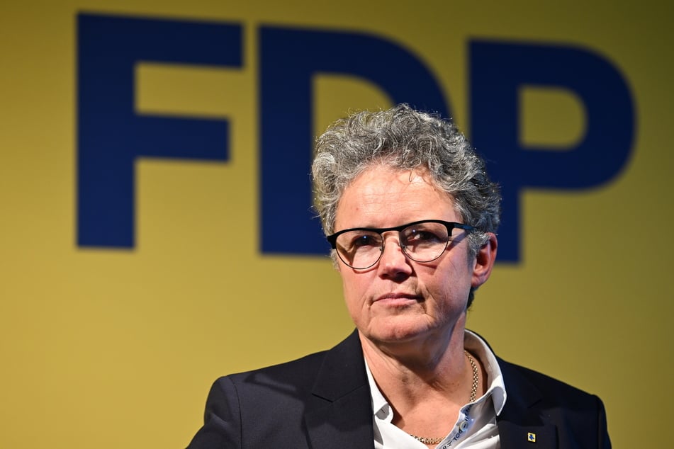 Sachsen-Anhalts FDP-Landesvorsitzende Lydia Hüskens (62) tritt nach dem miserablen Wahlergebnis zurück.