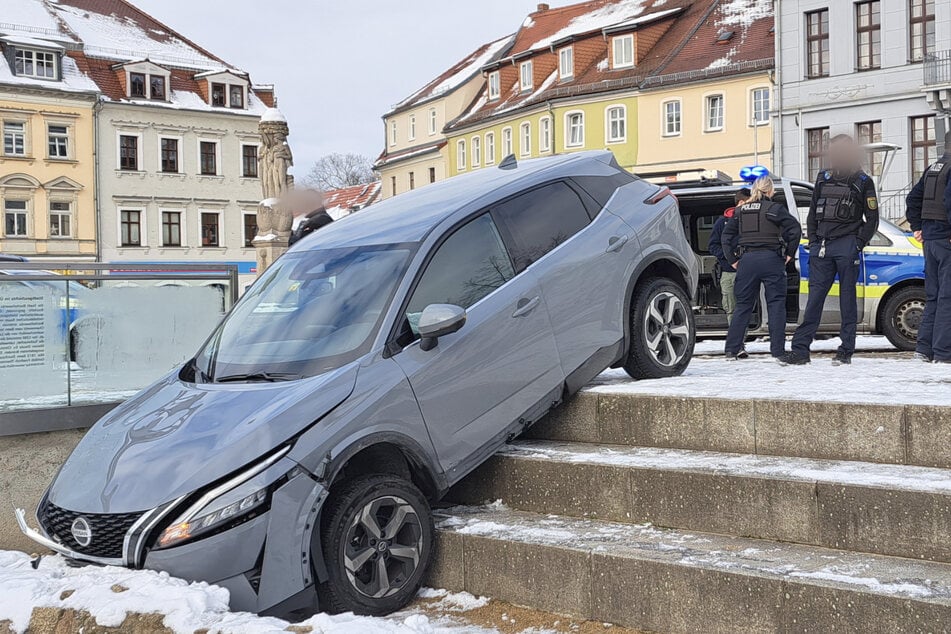Auf dem Marktplatz in Bischofswerda krachte der Fahrer mit seinem Nissan in einen parkenden Opel, stürzte die Treppenstufen herunter und setzte seine Flucht zu Fuß fort.