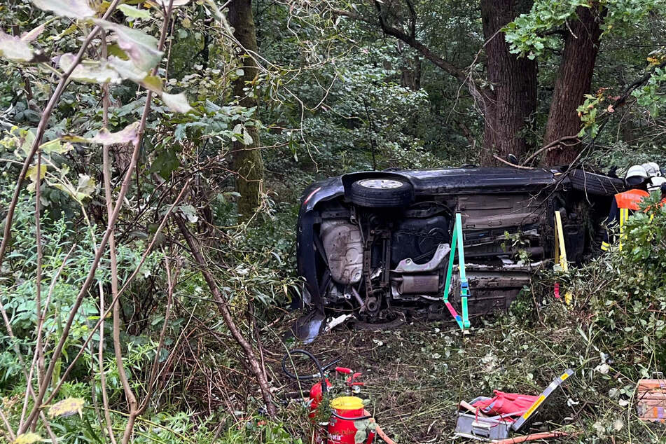 Heftiger Unfall: 18-Jährige überschlägt sich mit Ford und kracht gegen Baum