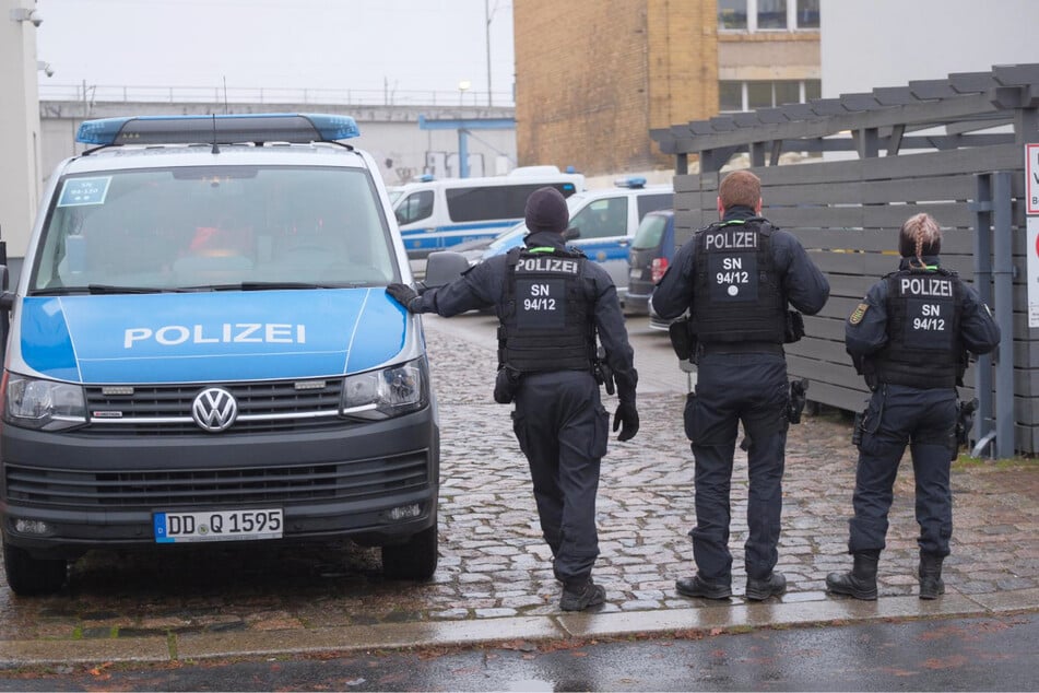 Zahlreiche Einsatzkräfte waren vor Ort, um in den Leipziger Räumlichkeiten nach Geschäftsunterlagen zu suchen.