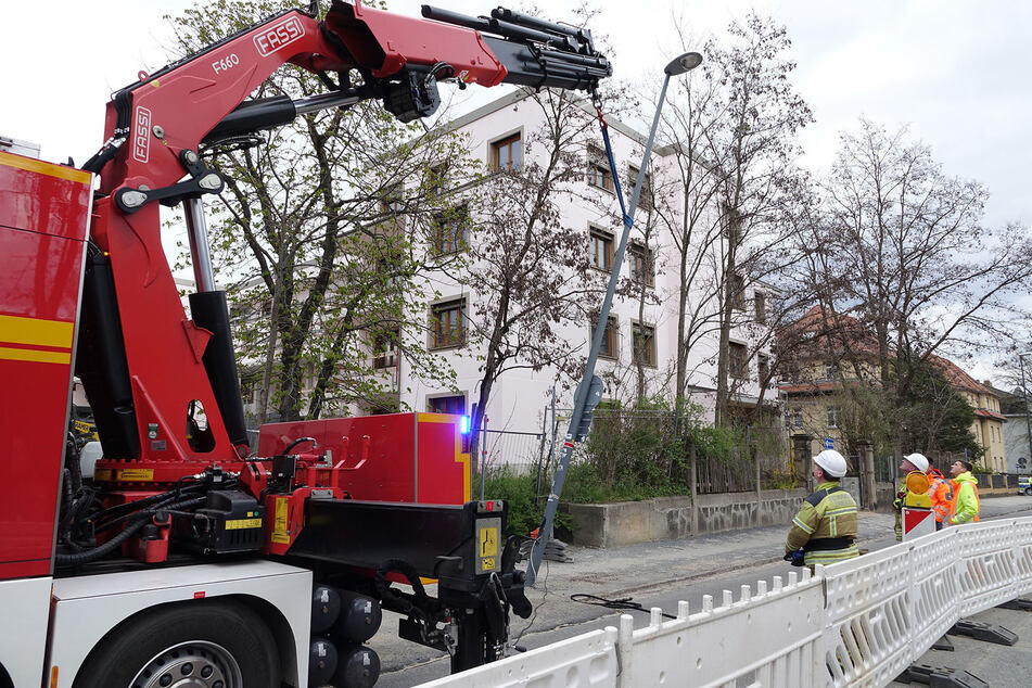 Ein Kran und acht Feuerwehrleute halfen, damit der Mast nicht weiter die fahrenden Autos gefährdete.