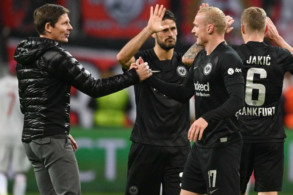 Coach Oliver Glasner (l.) war sehr zufrieden mit der Leistung seines Teams. Auch Kapitän Sebastian Rode (2.v.r.) kam zu einem Kurzeinsatz.