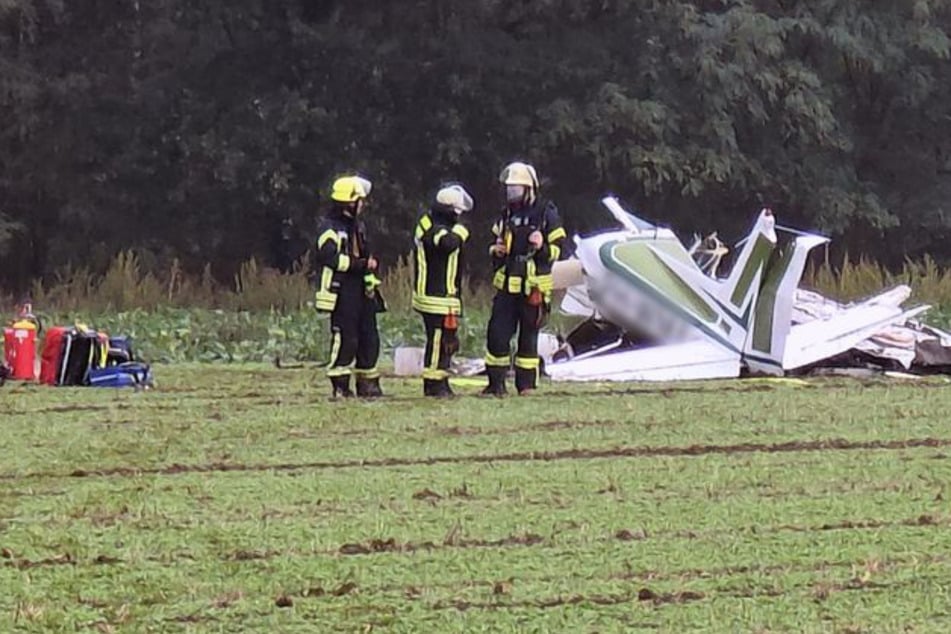 Kleinflugzeug zerschellt auf Feld: Identität der toten Besatzung geklärt