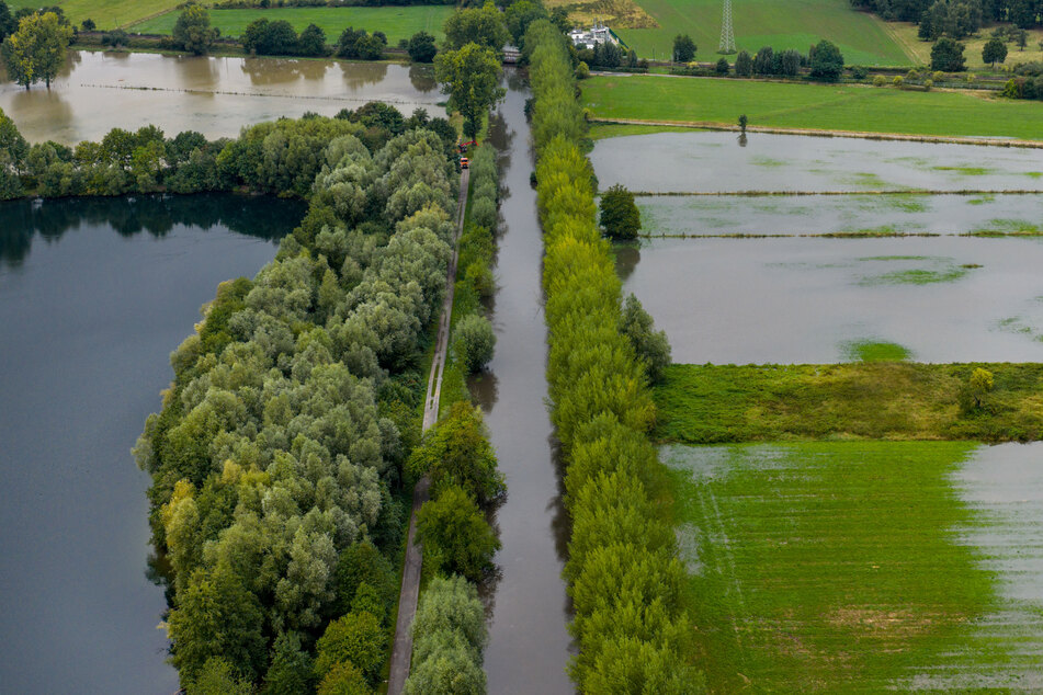 Die Felder entlang der Niers waren am Dienstagnachmittag schon teilweise überflutet.