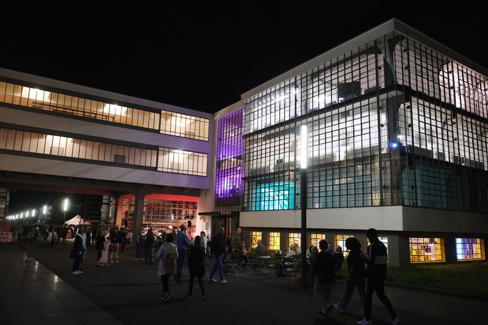 Zur Feier des Tages erleuchtete das Dessauer Bauhaus in bunten Farben. Zahlreiche Besucher wollten sich das Bauhausfest nicht entgehen lassen.