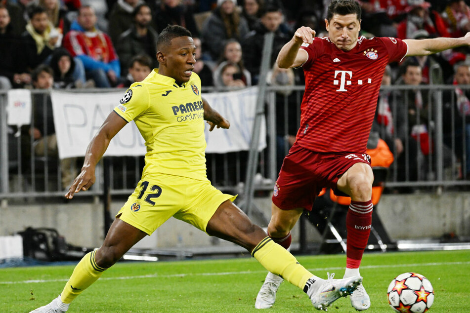 Robert Lewandowski (r.) und der FC Bayern München hatten gegen den FC Villarreal zwar viel Ballbesitz, taten sich aber im letzten Drittel meist schwer.