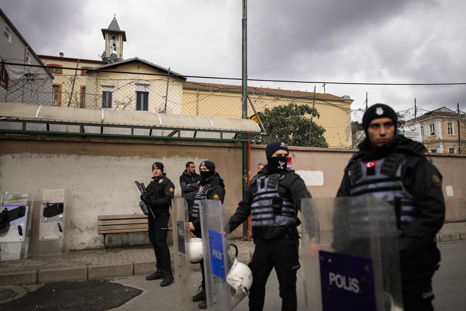 Maskierte greifen katholische Kirche in Istanbul an: Ein Toter