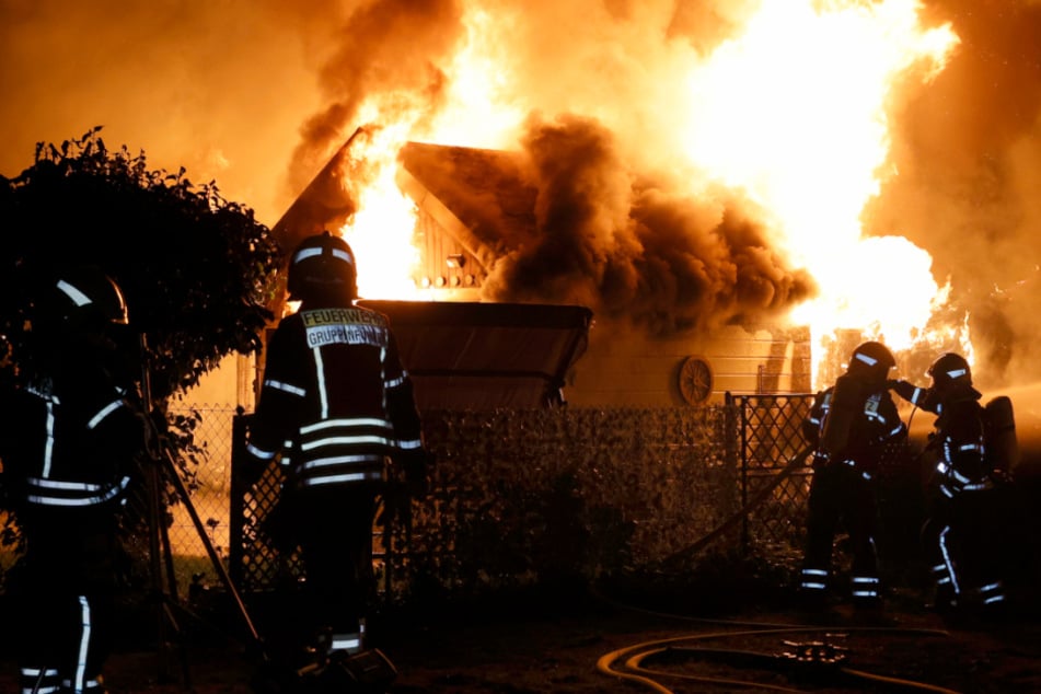 Chemnitz: Feuerinferno in Chemnitz: Mehrere Gartenlauben in Flammen!