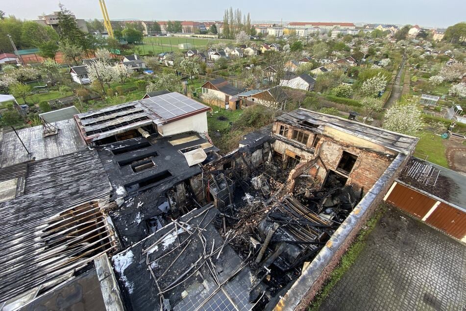 Der Großbrand zerstörte das Gebäude an der Rehefelder Straße völlig.