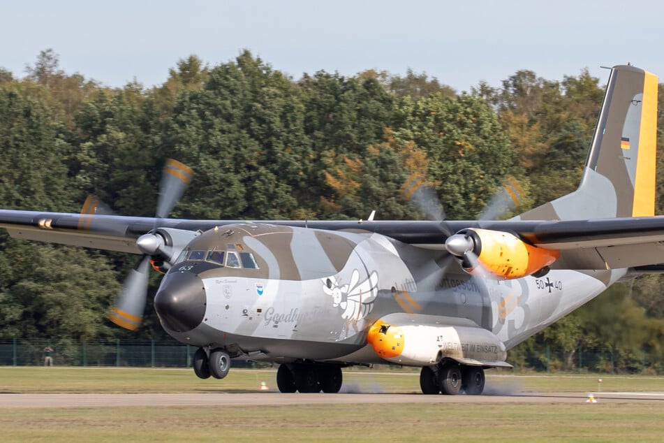 Eine Transall vom Typ C-160 mit Sonderlackierung landet auf der Landebahn der Otto-Lilienthal-Kaserne.