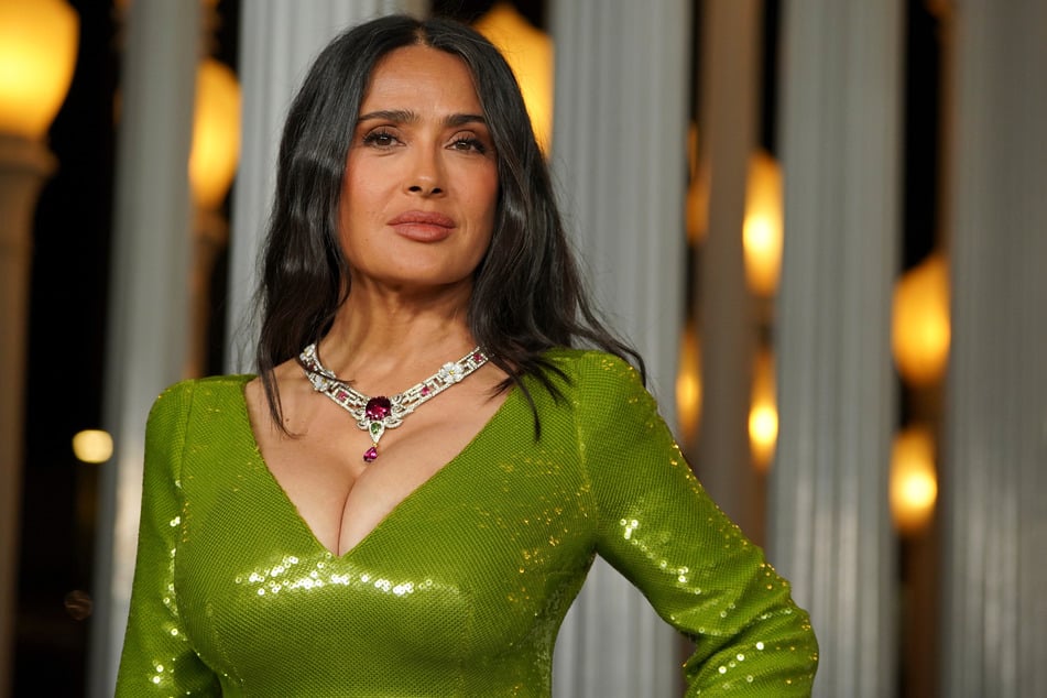Salma Hayek (59, "Bandidas") im Clownskostüm? Das ist schwer vorstellbar, soll sich aber so zugetragen haben.