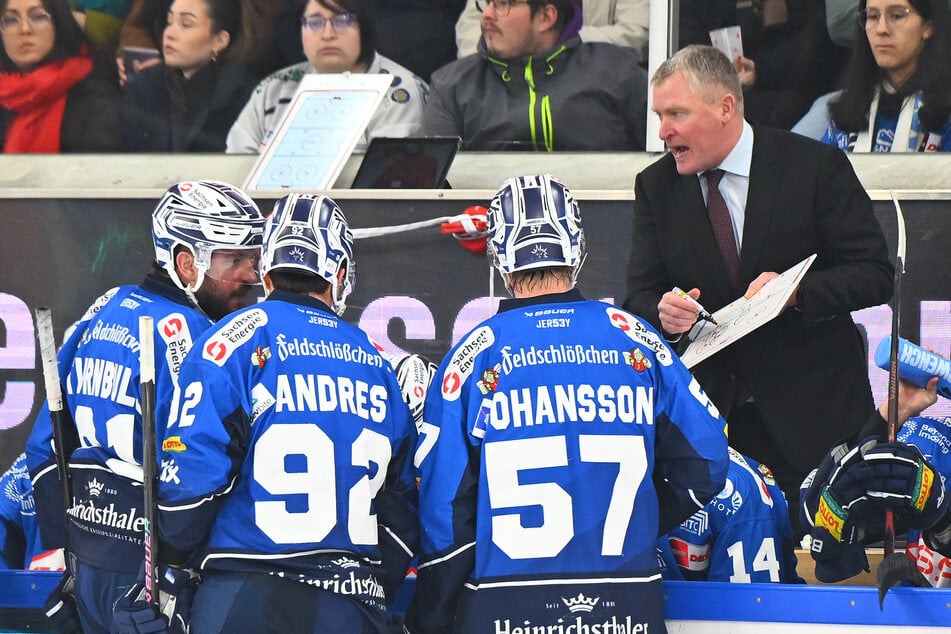 Coach Niklas Sundblad (r.) erklärte seinen Spielern, was sie tun sollten. Umgesetzt haben sie es nicht.