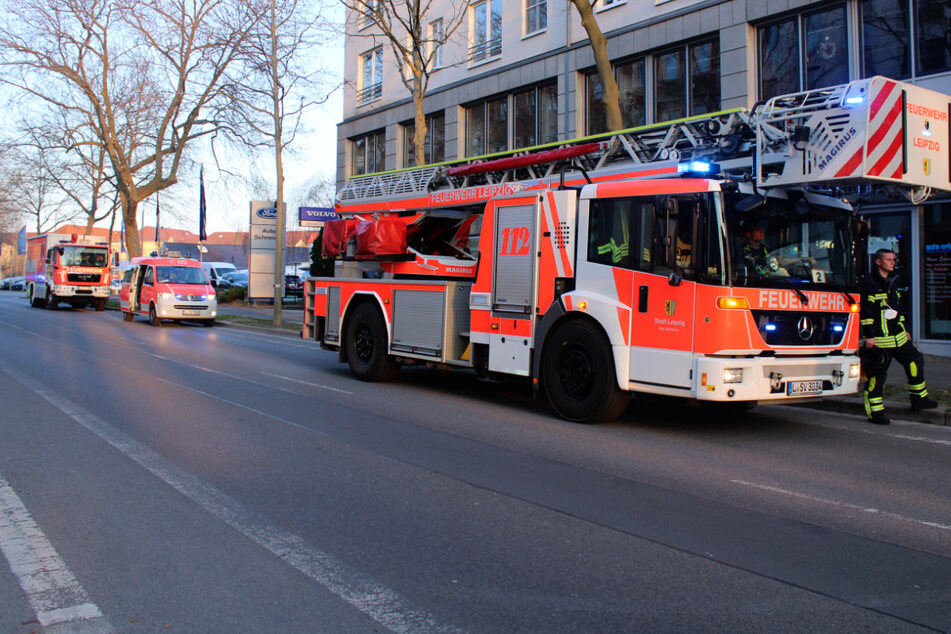 Leipzig: Brand in Leipziger Autobetrieb: Inhaber muss ins Krankenhaus