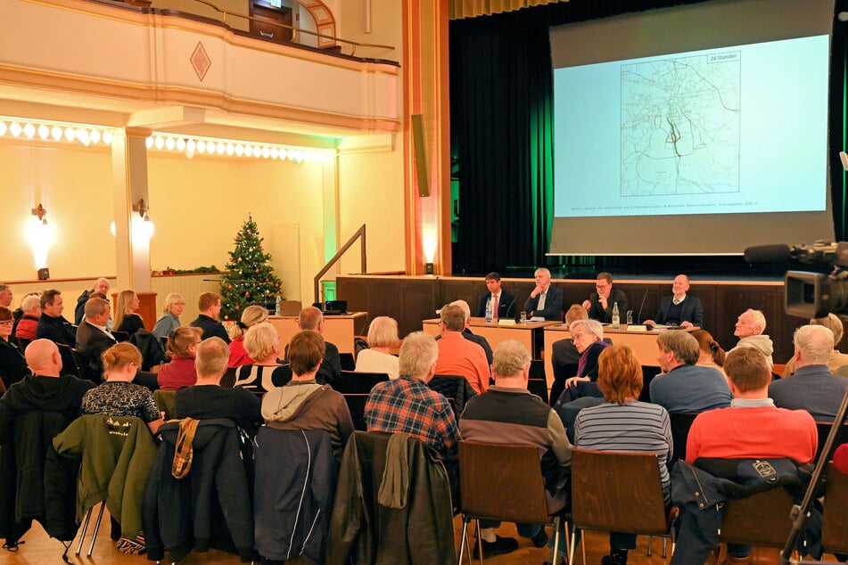 Rund 100 interessierte Bürger nahmen am Donnerstagabend an der Einwohnerversammlung teil.