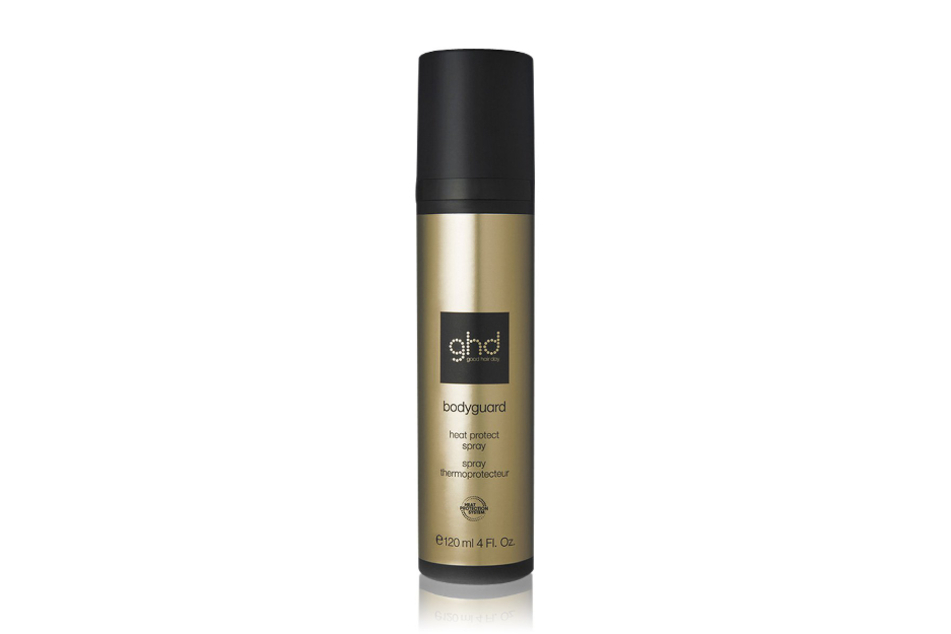 Das ghd Hitzeschutzspray legt sich schützend um das Haar.