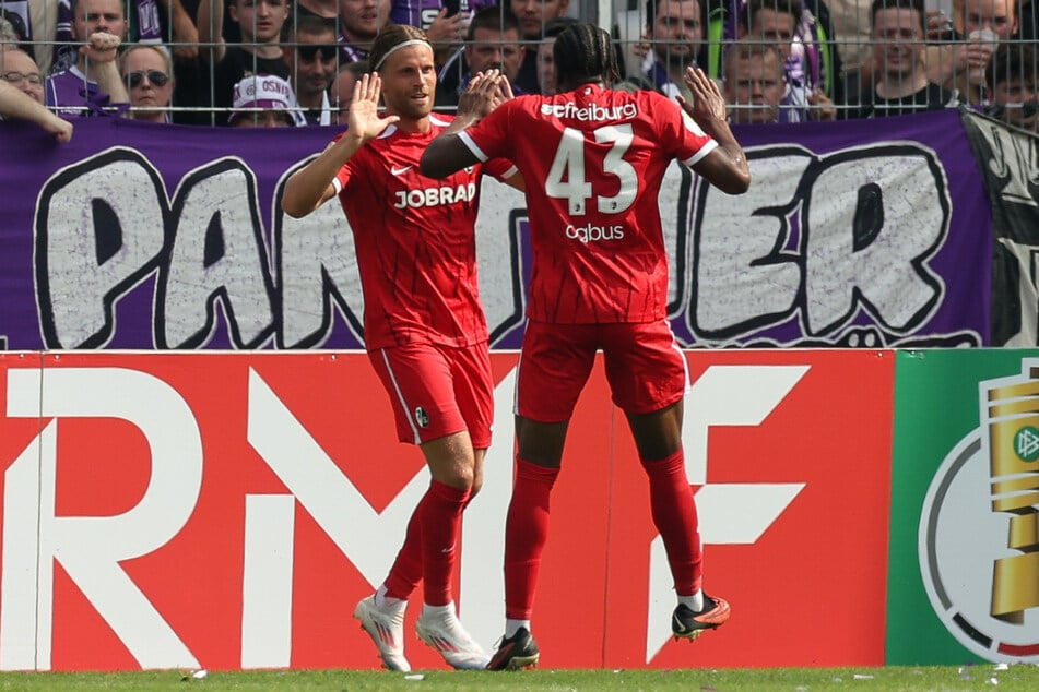 Freiburgs Lucas Höler (l.) feiert seinen Treffer zum 0:1 mit Teamkollege Bruno Ogbu.