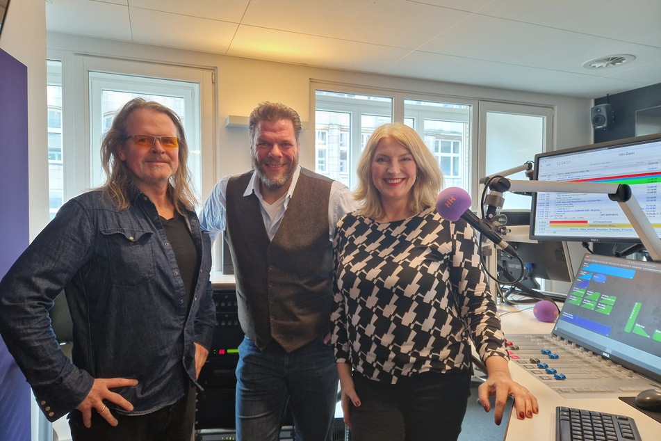 Tetje Mierendorf (50, m.) mit seinen neuen Kollegen Birgit Hahn (54) und Andreas "AC" Clausen (57) im "Hamburg Zwei"-Studio.