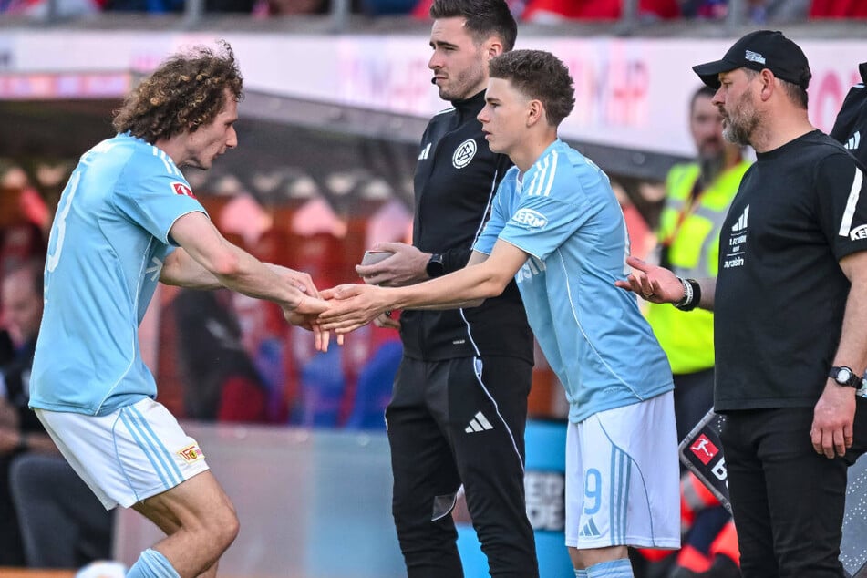 Steffen Baumgart (54, r.) hat Linus Güther (16, 2.v.r.) gegen Heidenheim zum Bundesliga-Debüt verholfen.