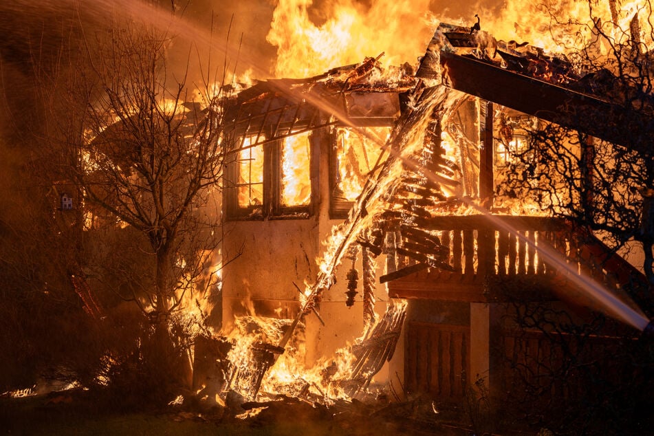 Das Einfamilienhaus und der Schuppen sollen komplett ausgebrannt sein.