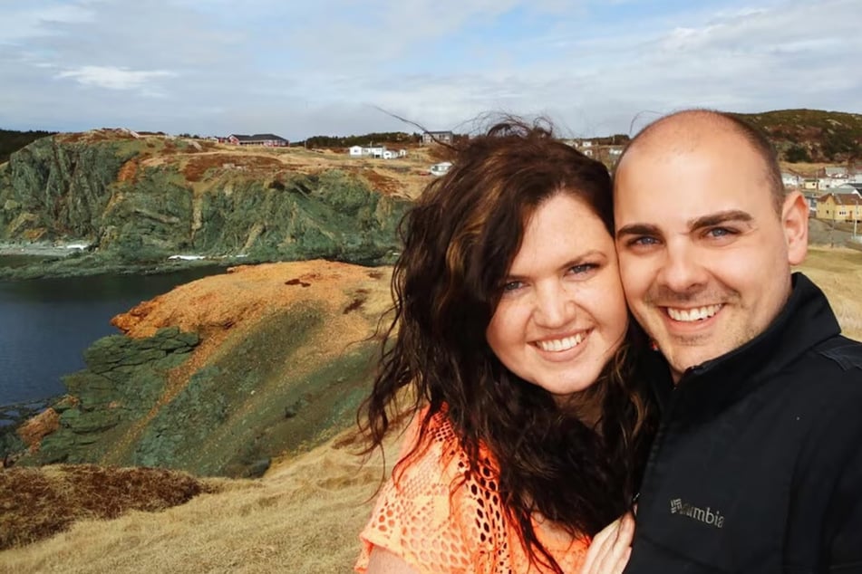 Pareja lanza objeto especial al mar en una cita: 13 años después, causa conmoción