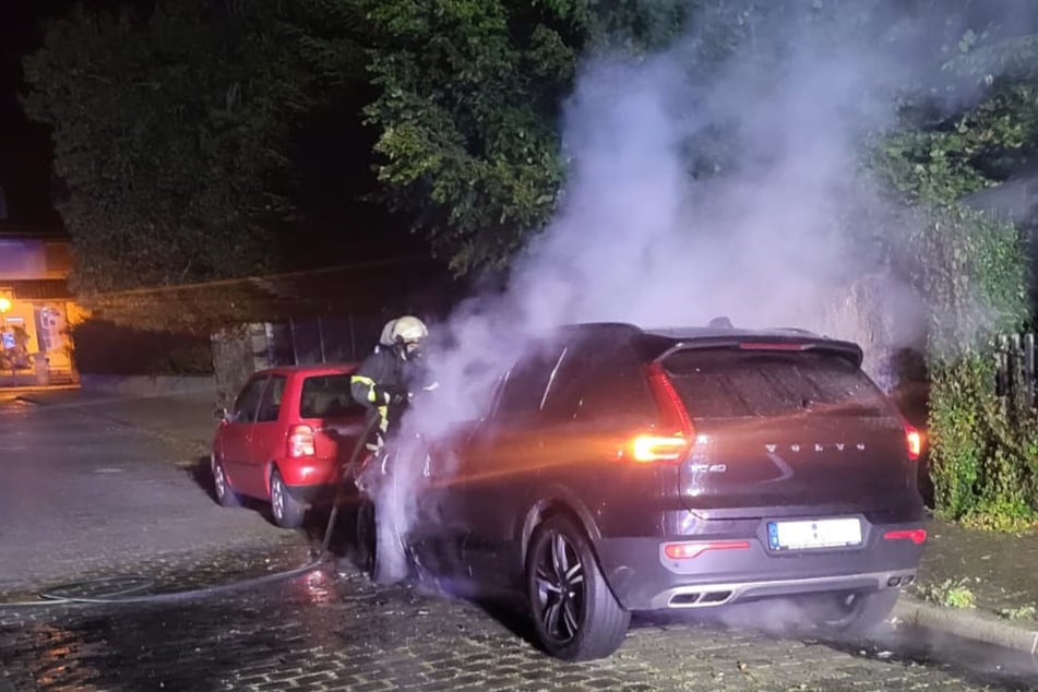 In der Nacht auf Montag musste die Feuerwehr einen brennenden Volvo löschen.