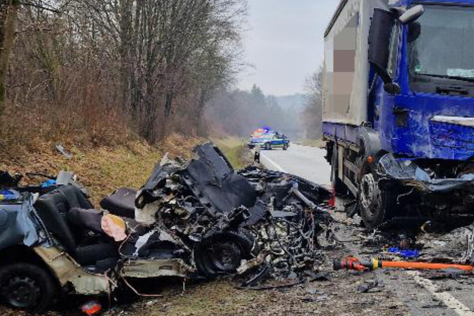 Horror-Unfall in Niederbayern: Auto kracht frontal in Lkw, Fahrer stirbt