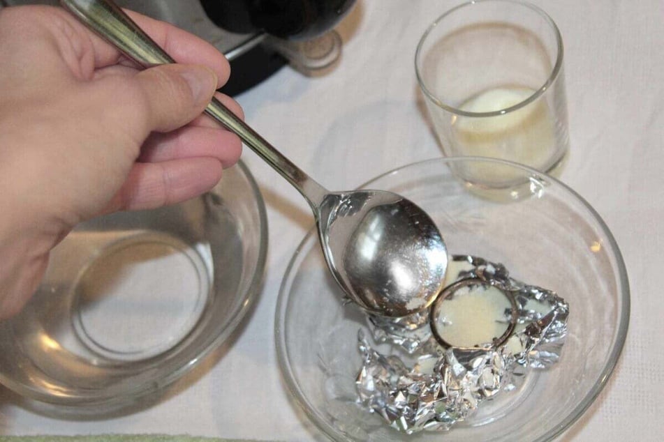Es gibt viele Möglichkeiten, Silber reinigen zu können, auch mit Hausmitteln.