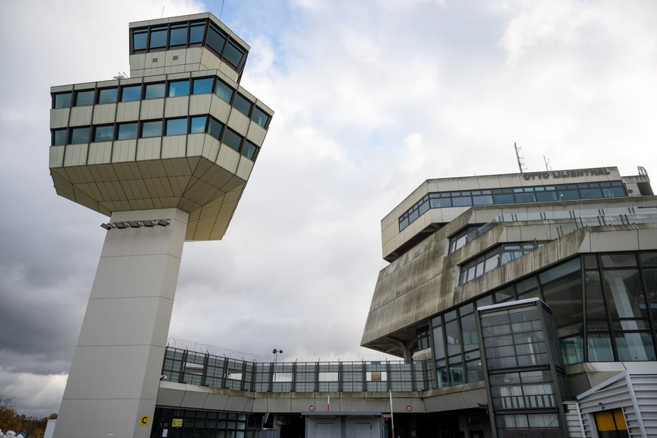 Auf dem Gelände des ehemaligen Flughafen Tegels sollen weniger geflüchtete Menschen untergebracht werden.