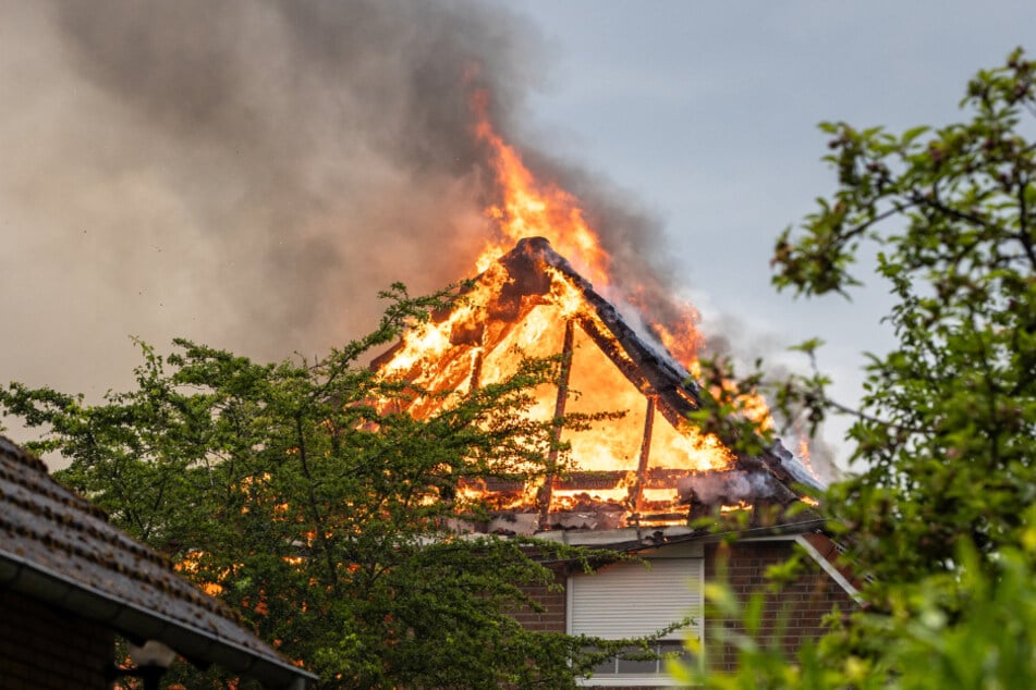 Beim Eintreffen der Feuerwehr stand der Dachstuhl des Gebäudes bereits lichterloh in Flammen.