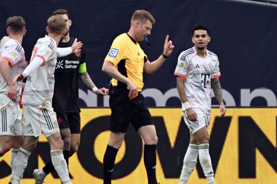 Christian Dingert zückte den gelb-roten Karton für Luis Diaz vom FC Bayern (rechts) wegen einer vermeintlichen Schwalbe.