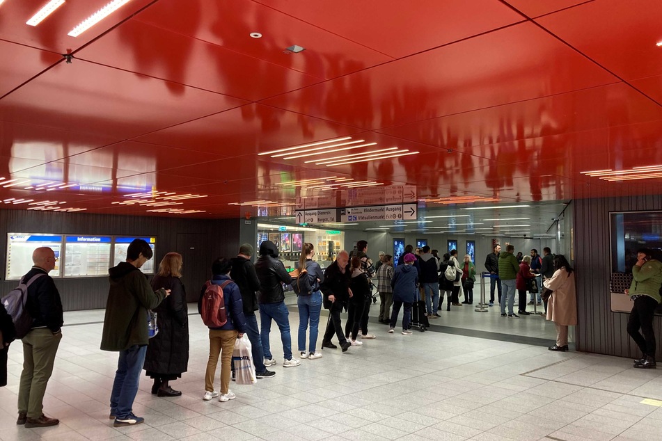 Vor der Verkaufsstelle der Münchner Verkehrsgesellschaft MVG in der U-Bahn-Station am Marienplatz bildete sich am Samstag eine lange Schlange.