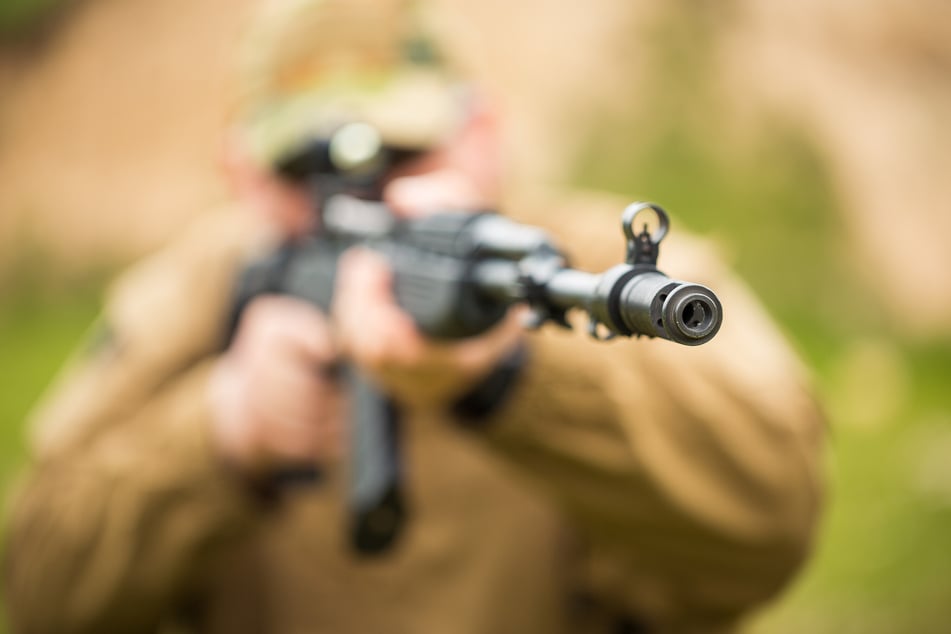 Eine bislang unbekannte Person soll mit einem Gewehr auf ein Schlafzimmerfenster im Ostalbkreis gezielt haben. (Symbolbild)