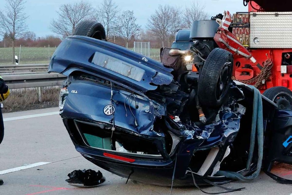 Unfall A4: Heftiger Crash auf der A4 bei Chemnitz: VW kracht mit Seat zusammen und überschlägt sich